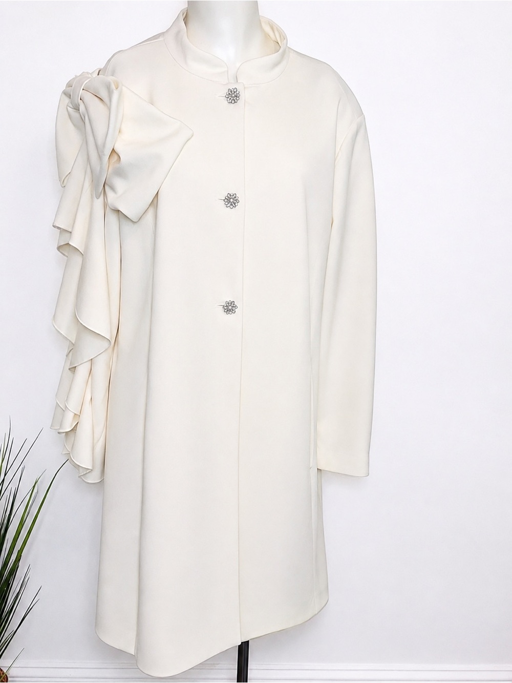 C. Wonder Christian Siriano Cream White Bow Front Coat XL